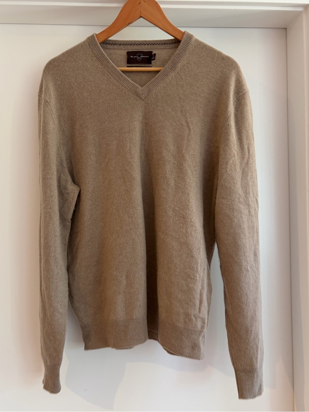 Black Brown 1826 100% Cashmere Men's V-Neck Sweater in Taupe L